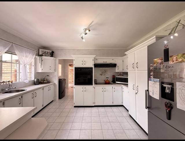 3 BEDROOM TOWNHOUSE FOR SALE IN AVIARY HILL